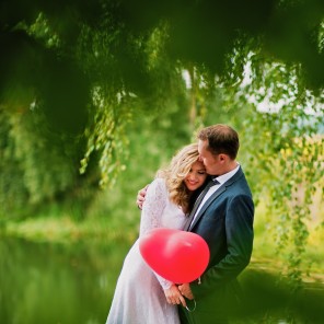 Brautpaar mit rotem Luftballon