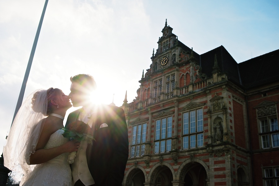 künstlerisches Portrait des Brautpaares vor dem Harburger Rathaus