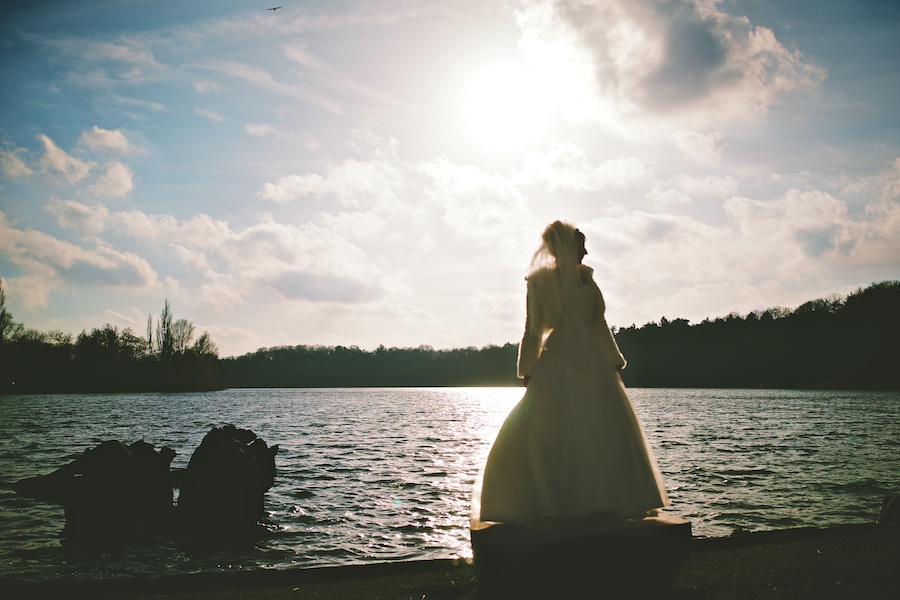 anmutiges und künstlerisches Portrait der Braut am See in Hamburg