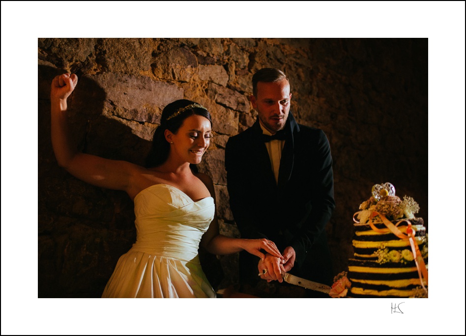 Anschneiden der Hochzeitstorte, Hochzeit im Wasserschloss Unsleben, Bayern