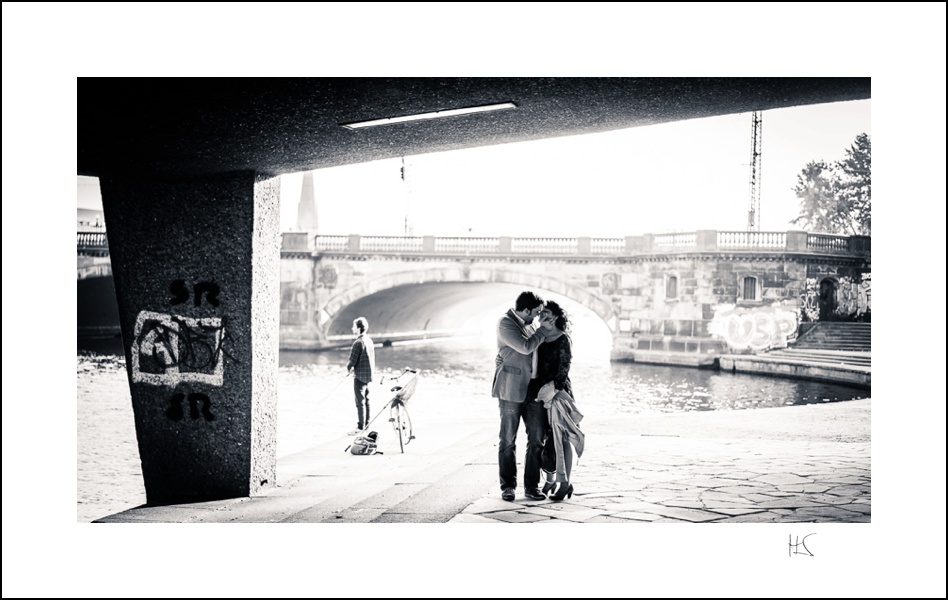 Verlobunspärchen unter der Brücke an der Alster in Hamburg