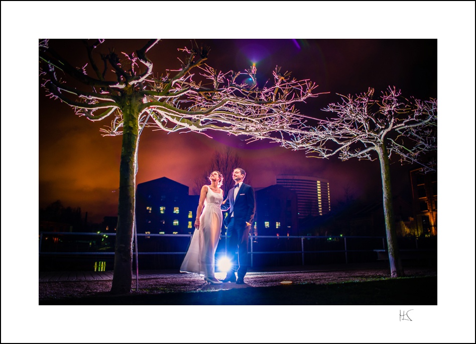 Brautpaar bei Portraitshooting im dunkeln auf der Hochzeit im Winter