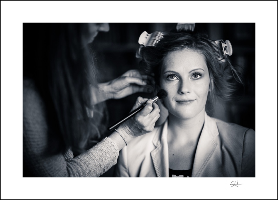 Braut beim make-up, Heiraten im Zollenspieker Fährhaus an der Elbe, Hamburg