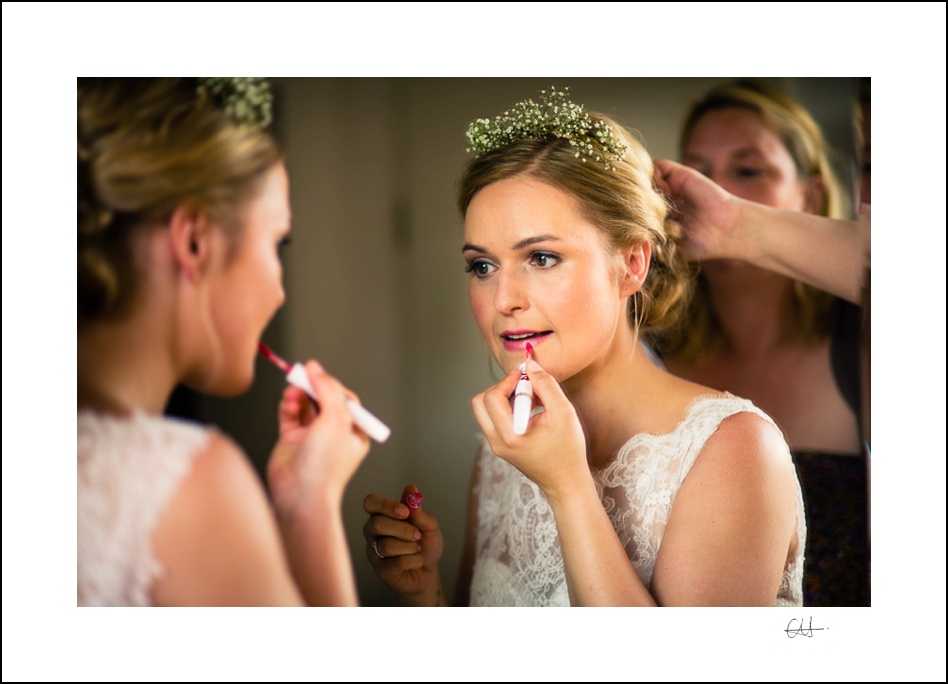 Braut trägt Lippenstift auf