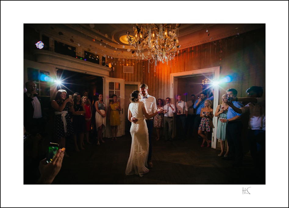 Brautpaar und Gäste tanzen, Hochzeit im Bühlers in Fürth