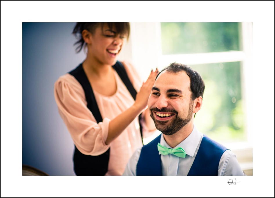 Getting Ready des Bräutigams auf der Hochzeit auf Gut Bliestorf