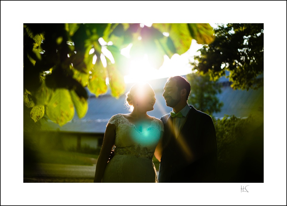 Brautpaar im Abendlicht auf der Hochzeit auf Gut Bliestorf