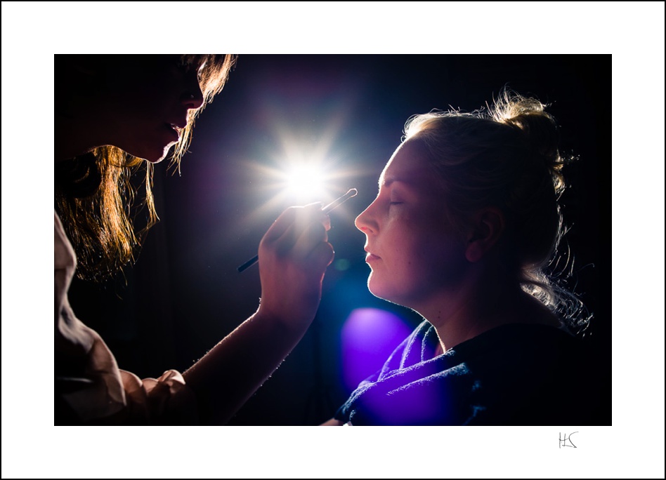 künstlerische Fotografie beim getting ready der Braut, Hochzeit auf Gut Bliestorf